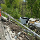 El camión siniestrado en la N-120, a la altura de Arlanzón, ha caído por un terraplén de cuatro metros. 112