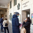 Varias personas esperan a la puerta del Ayuntamiento de Burgos para realizar gestiones. TOMÁS ALONSO