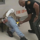 Momento en el que el sargento Mychal Turner reduce al preso Gregory Esmile con la Táser en diciembre del 2009 en la prision Franklin de Ohio. /-REUTERS