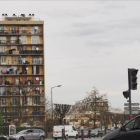 Edificio en Clichy sous Bois. Este suburbio, situado al este de París, fue uno de los principales escenarios de las revueltas de otoño del 2005.-EVA CANTÓN