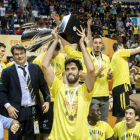 Beirán levanta la Copa Intercontinental, el pasado domingo.-TWITTER / @CB1939CANARIAS