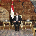 El presidente egipcio, Abdelfatah al Sisi (c) junto al ministro de Defensa francés, Jean-Yves Le Drian (izq), en presencia del ministro de Defensa egipcio, Sedki Sobhi (d), en El Cairo, Egipto.-Foto: EFE / KHALED ELFIQI