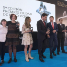 Imagen de los premiados con el alcalde de Burgos, Javier Lacalle.-RAÚL G. OCHOA