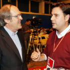 De la Rosa con el candidato por Madrid, Ángel Gabilondo, ayer en la Conferencia Municipal del PSOE.-ICAL