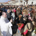 El párroco bendice a los animales que sus dueños portaban en brazos, ante la imagen del santo.-RAÚL OCHOA