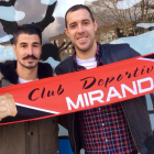 Álex García y Urko Vera posan con la bufanda del CD Mirandés.-@cdmirandes