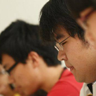 Jóvenes estudiantes chinos.-