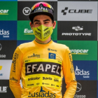 André Domingues posa con el maillot de líder en la Vuelta a Portugual sub23. FEDERACIÓN PORTUGUESA DE CICLISMO