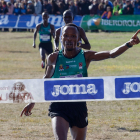 Thierry Ndikumwenayo cruza la línea de meta en solitario