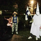 El manifestante vestido con ropas del Ku Klux Klan en la protesta contra los refugiados en Finlandia.-YLE