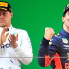 El australiano Daniel Ricciardo (Red Bull) celebra su victoria en China al subir al podio, ante el aplauso de Valtteri Bottas (Mercedes), segundo.-REUTERS / ALY SONG