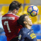 Guarrotxena disputa un balón aéreo con un jugador del UCAM durante el choque disputado ayer.-LFP