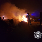 Los bomberos durante la extinción del fuego en El Encuentro. BOMBEROS DE BURGOS