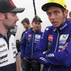 Eugene Laverty, Jorge Lorenzo, al fondo, y Valentino Rossi, hoy en Silverstone (Inglaterra).-EMILIO PÉREZ DE ROZAS / Enviado especial