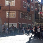 Decenas de jóvenes hacen botellón en plena calle con total normalidad.-L. V.