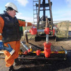 Un operario de los yacimientos petrolíferos de Ayoluengo trabaja en la estabilización de los pozos.