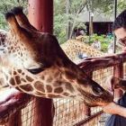 Miguel Ángel Sivestre, en un centro de cuidado de jirafas.-INSTAGRAM