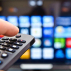 Imagen de un mando a distancia de un televisor conectado a internet.-EL PERIÓDICO