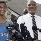 Ahmed Mohamed y su padre, Elhassan Mohamed, en la rueda de prensa que ofrecieron el miércoles delante de su casa.-AP / BRANDOM WADE