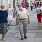 Varias personas caminan por la calle haciendo uso de las mascarillas. ECB