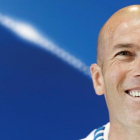 Zinedine Zidane, durante la rueda de prensa del pasado martes en Valdebebas.-AP / DANIIEL OCHOA DE OLZA