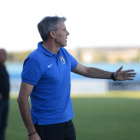 Paco Fernández da instrucciones a sus jugadores durante el duelo frente a la Arandina.-ALBERTO CALVO