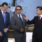El presidente del gobierno, Mariano Rajoy (i); el presidente de grupo Televisa, Emilio Azcárraga Jean (c) y el presidente de México, Enrique Peña Nieto, participan en el tercer Foro de la Comunicación, en Veracruz.-Foto: ULISES RUIZ BASURTO / EFE
