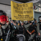 Policía de Hong Kong advierte a manifestantes de la prohibición de las protestas.-GETTY / CARL COURT