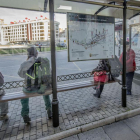 Una viajera mira el plano de las líneas ubicado en una de las marquesinas de la Plaza de España.-ISRAEL L. MURILLO