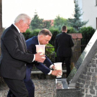 Los presidentes de Alemania y Polonia, Steinmeier (izquierda) y Duda, depositan velas en la ceremonia de conmemoración del inicio de la segunda guerra mundial, este domingo en Westerplatte.-EPA/PAP