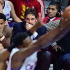 Pau Gasol y Derrick Rose, lesionados, siguen con atención el partido entre los Bulls y los Clippers.-Foto: AFP / FREDERIC J. BROWN
