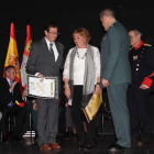 Los padres del Guardia Civil Carlos Sáenz de Tejada García recogieron la distinción entre los aplausos de los asistentes.-G.G.