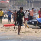 El terrorista Seifeddine Yacoubi, el viernes, en la playa de Susa.-