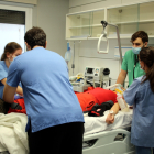 El alumnado de enfermería se enfrenta a un simulacro para reforzar su formación.