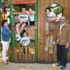 Fernando de Pablo y María Isabel junto a su familia.-ICAL