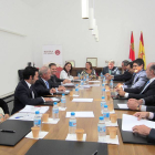 Imagen de la reunión que mantuvo la consejera con los vocales del Consejo Regulador.-L. V.
