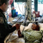 Anthony, en el hospital, recibe la visita del sheriff del condado.-EL PERIÓDICO