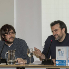 Jorge Díaz y Javier Ikaz (d.) charlaron en el Museo de la Evolución sobre los dos volúmenes de ‘Yo fui a EGB’.-Santi Otero