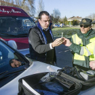Un conducor de transporte escolar se somete a un control de la Guardia Civil.-ISRAEL L. MURILLO