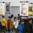 Los treinta carteles cuelgan del techo de la Escuela de Arte hasta el 7 de noviembre.-Raúl Ochoa