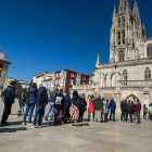 Un grupo de turistas hacen cola para entrar en la Catedral de Burgos. TOMÁS ALONSO