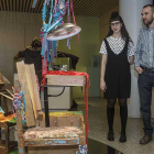 Inés Santamaría y Rodrigo Alonso observan la instalación escultórica ‘Textil: Moebles Skulptur’.-Santi Otero
