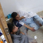 Dos trabajadores de Médicos sin Fronteras heridos el pasado 3 de octubre cerca del hospital que fue atacado.-AP / AP