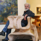 Carlos Armiño, sentado en una de sus creaciones, en la exposición que realizó el pasado mes de octubre en la Sala Círculo Central.-Israel L. Murillo