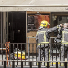 Dos bomberos frente a la entrada del restaurante.-SANTI OTERO
