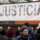 Familiares de las víctimas de los sucesos ocurridos en Vitoria en marzo de 1976 ante un mural integrante del Memorial que hoy ha presentado la Asociación de Víctimas del 3 de marzo para reclamar verdad, justicia y reparación, en el 40 aniversario de los h-EFE