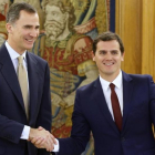 El líder de Ciudadanos, Albert Rivera, con el Rey en la tercera ronda de conversaciones sobre la investidura-ANGEL DÍAZ / EFE POOL