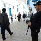 Un policía vigila las calles de Sidi Bou Said, al noroeste de Túnez capital.-Foto:   AFP / FADEL SENNA