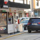 Una trabajadora echa carburante en un vehículo.-ISRAEL L. MURILLO
