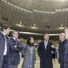 Representantes del Ayuntamiento de Burgos, Ibercaja y Fundación Cajacírculo observan los paneles colocados en la cúpula.-SANTI OTERO